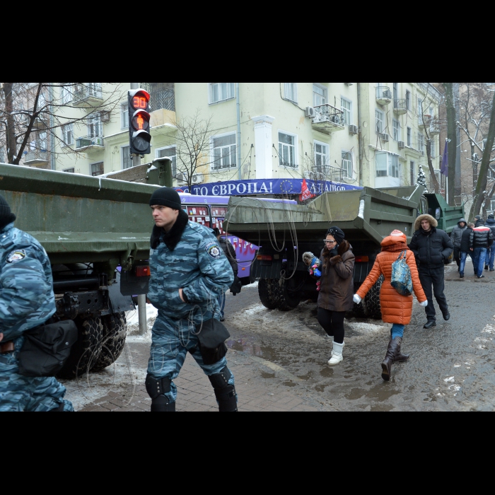 Київ. Наметове містечко прихильників Партії регіонів у парку поблизу будинків Верховної Ради і Маріїнського палацу. Прибирання снігу у центрі міста.
