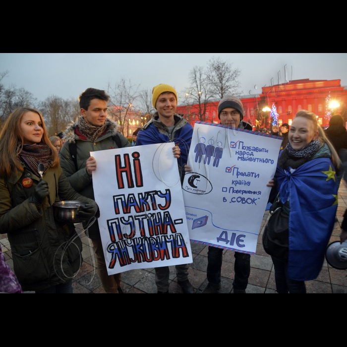 Київ. У парку Т.Шевченка відбувся загальностудентський марш-протест «Ні пакту Путіна-Януковича». Організатор: студентська координаційна рада, створена учасниками студентських страйкомів Євромайдану.
