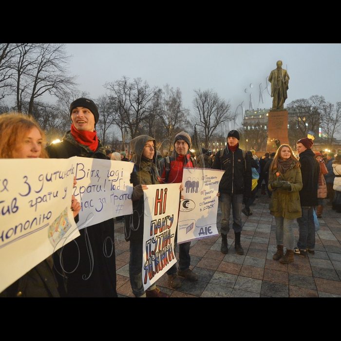 Київ. У парку Т.Шевченка відбувся загальностудентський марш-протест «Ні пакту Путіна-Януковича». Організатор: студентська координаційна рада, створена учасниками студентських страйкомів Євромайдану.
