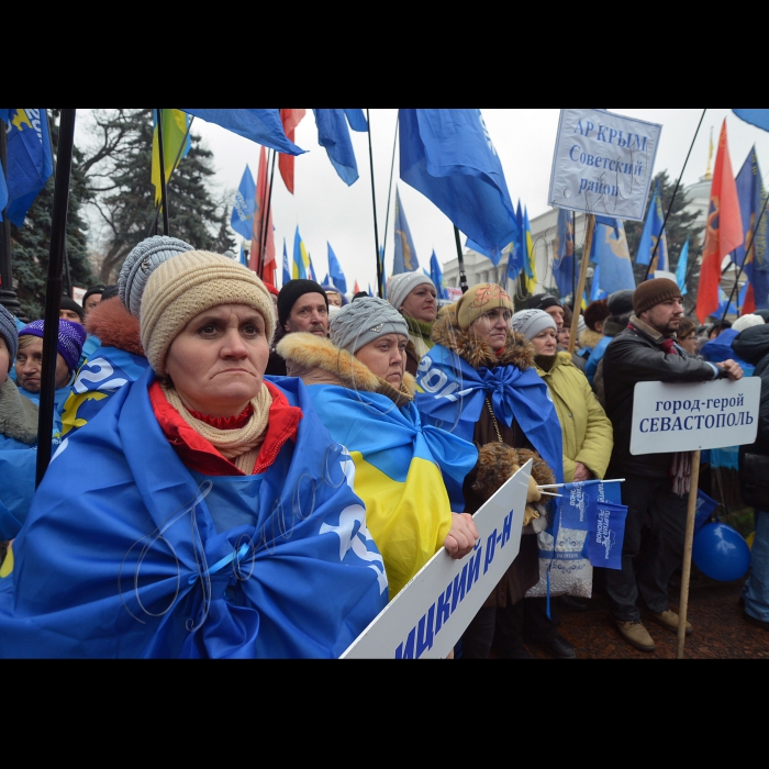 Київ. Мітинг  прихильників Партії регіонів у Маріїнському парку. 