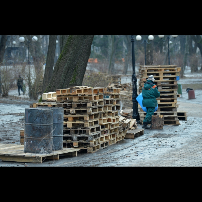 Київ. Маріїнський парк. Прихильники Партії регіонів згорнули наметове містечко на підтримку Президента.