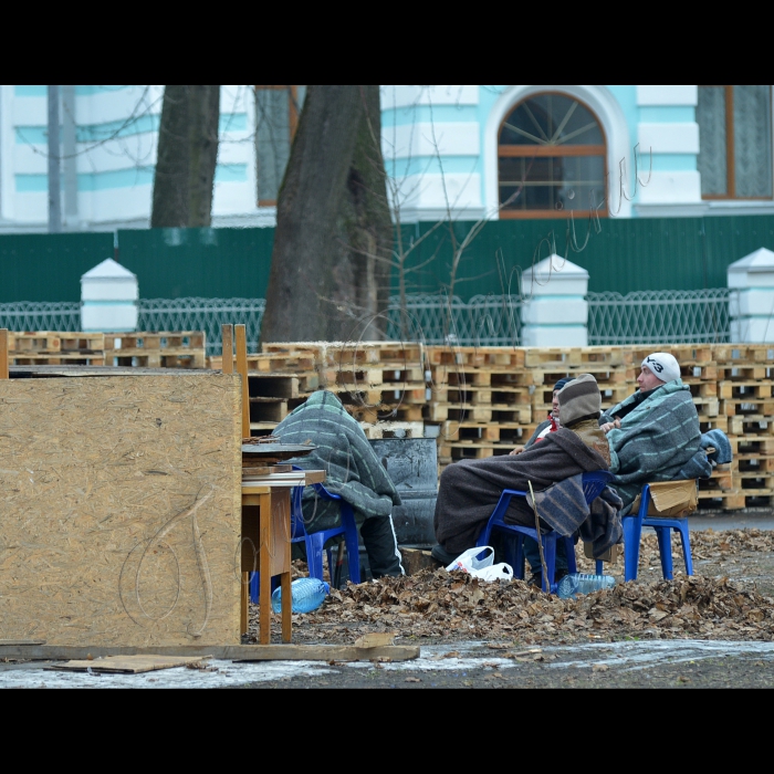 Київ. Маріїнський парк. Прихильники Партії регіонів згорнули наметове містечко на підтримку Президента.