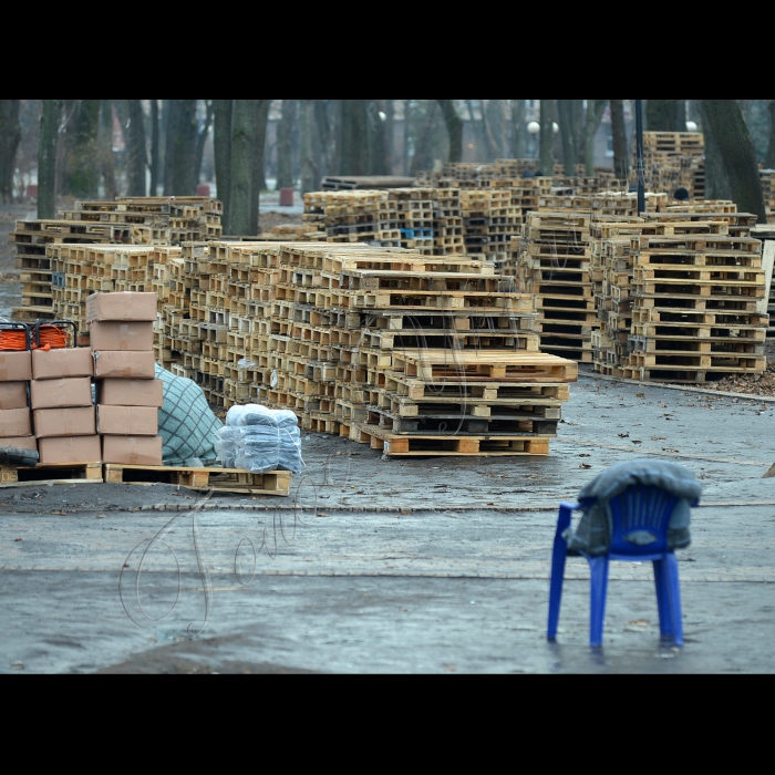 Київ. Маріїнський парк. Прихильники Партії регіонів згорнули наметове містечко на підтримку Президента.