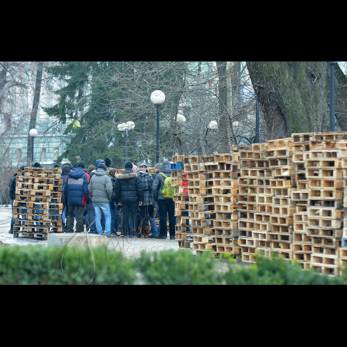 Київ. Маріїнський парк. Прихильники Партії регіонів згорнули наметове містечко на підтримку Президента.