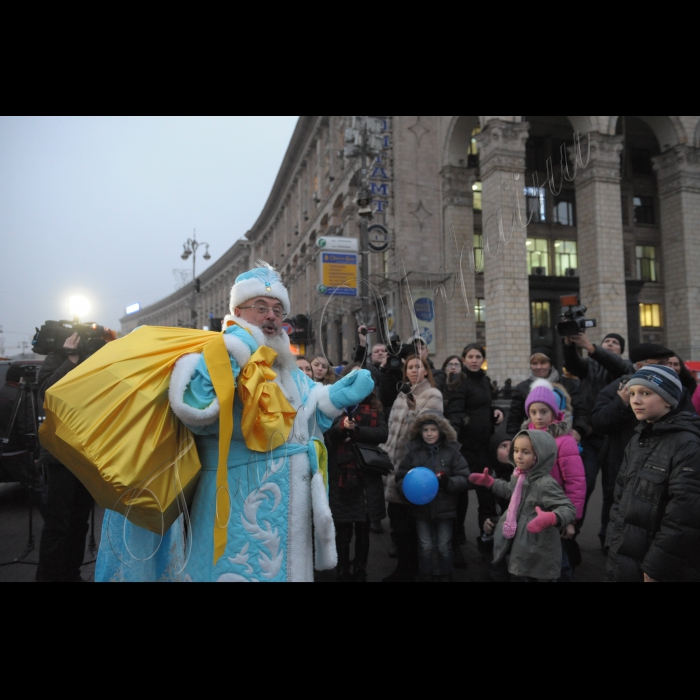 Стартує масштабний проект Укрпошти - «Пошта Українського Діда Мороза». Візити до поштових відділень України Дід Мороз розпочне з Київського Головпоштамту. З 18 грудня 2015 р. по 19 січня 2016 р.  Дід Мороз подорожуватиме всією Україною та на своєму новорічному дідомобілі відвідає 24 поштамти. Зі своїми помічниками-казковими героями український Дід Мороз проводитиме конкурси, та ігри для дітей, які завітають на свято. Кожна дитина матиме змогу загадати потаємне бажання на колінах у Діда Мороза та отримати солодкі подарунки