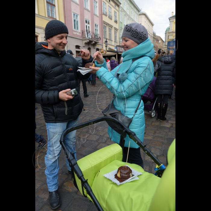 Львів.  На площі Ринок відбулосьVII Міське свято пампуха. Гості заходу змагались за звання Найкращої господині, Найкращого пампухоїда, Наймилішого ангела та Найкапоснішого чортика