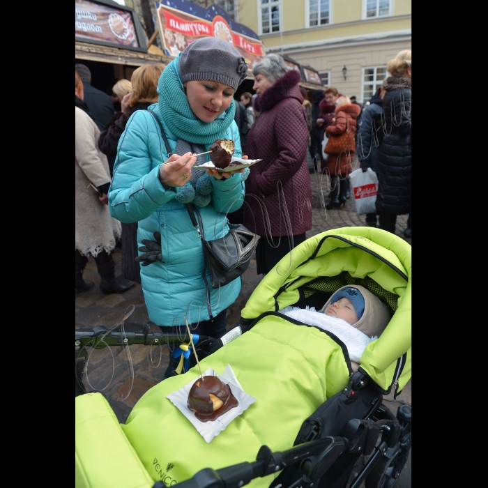 Львів.  На площі Ринок відбулосьVII Міське свято пампуха. Гості заходу змагались за звання Найкращої господині, Найкращого пампухоїда, Наймилішого ангела та Найкапоснішого чортика