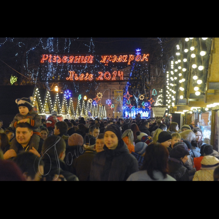 Львів.  Різдвяні виступи вертепів біля головної ялинки