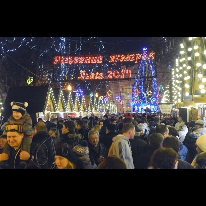 Львів.  Різдвяні виступи вертепів біля головної ялинки