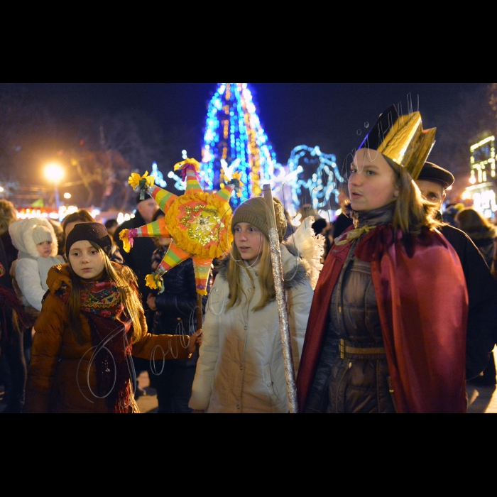 Львів.  Різдвяні виступи вертепів біля головної ялинки