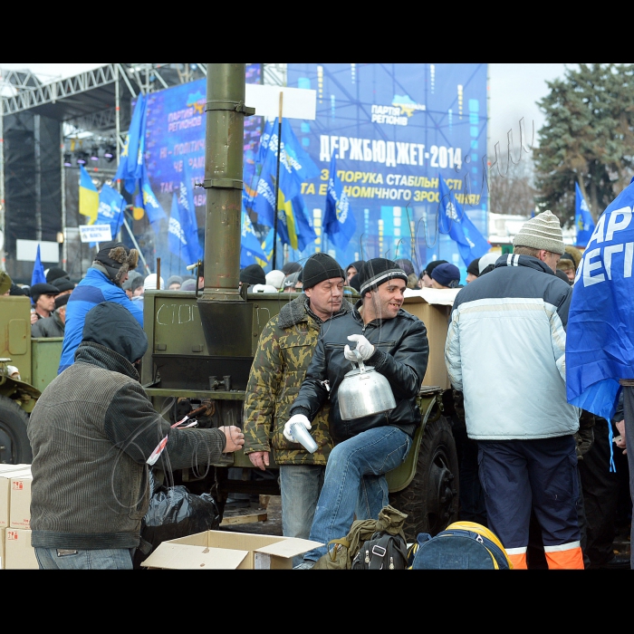 Київ. Маріїнський парк. Акція прихильників Партії регіонів на підтримку діючої влади.