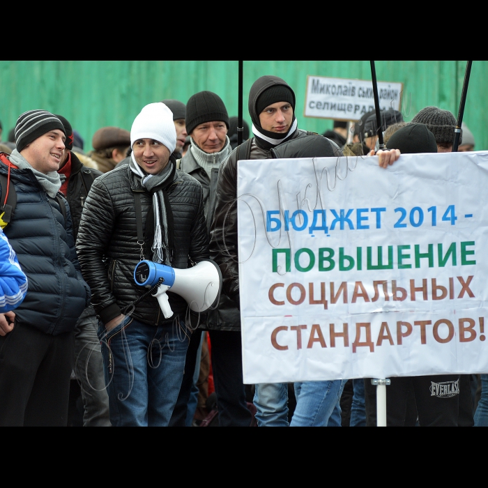 Київ. Маріїнський парк. Акція прихильників Партії регіонів на підтримку діючої влади.