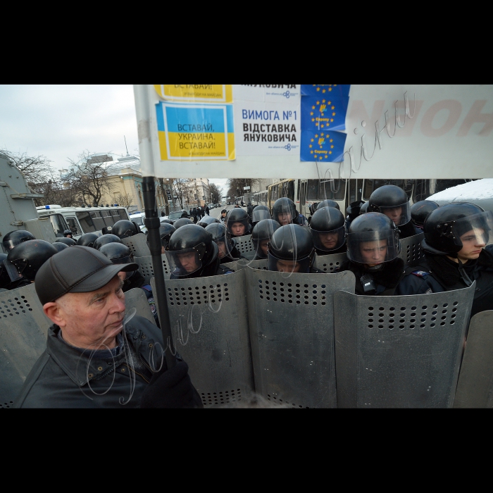 Київ. Маріїнський парк. Акція прихильників Партії регіонів на підтримку діючої влади.