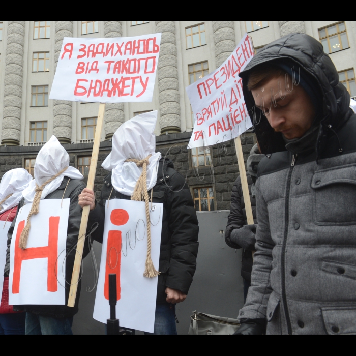 Біля КМУ відбулася акція «Приречені», під час якої пацієнти, обурені недофінансованим проектом бюджету-2016 на закупівлю ліків для важкохворих українців, вишикувалися в живу стіну навпроти Кабінету міністрів України