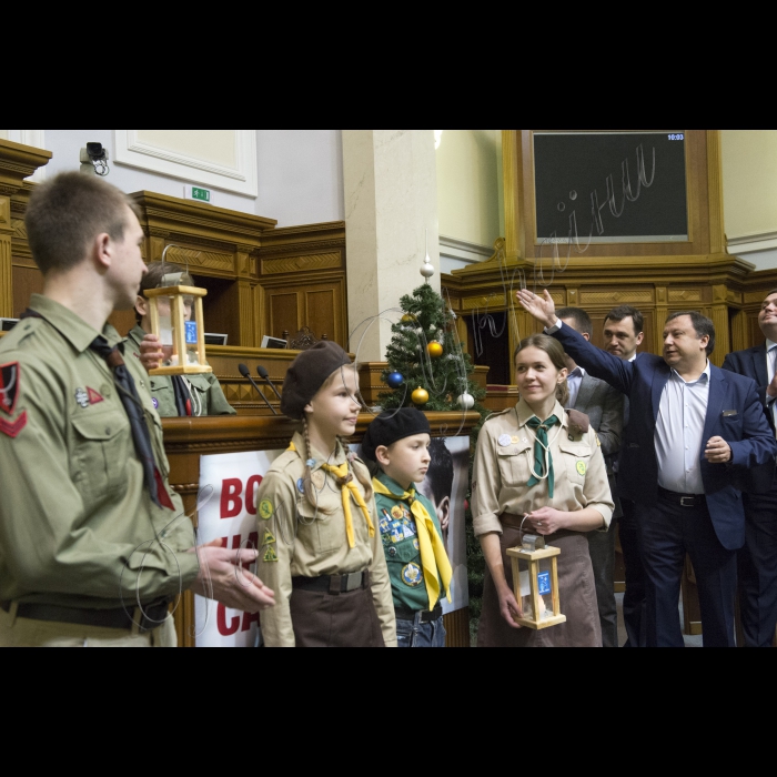 Пластуни передали до Верховної ради України Віфлеємський вогонь миру.
У сесійній залі вогонь прийняв Перший заступник Голови ВР України Андрій Парубій.