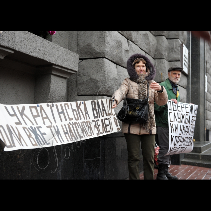 Біля Служби безпеки України відбулась акція «Забудовники! Граблі геть від Голосіївського лісу!». Місцеві жителі протестували проти забудови Службою безпеки України узлісся Національного природного парку «Голосіївський»