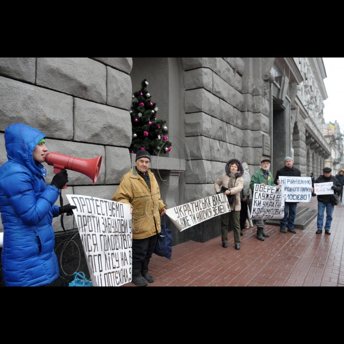 Біля Служби безпеки України відбулась акція «Забудовники! Граблі геть від Голосіївського лісу!». Місцеві жителі протестували проти забудови Службою безпеки України узлісся Національного природного парку «Голосіївський»