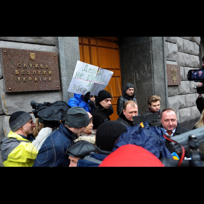 Біля Служби безпеки України відбулась акція «Забудовники! Граблі геть від Голосіївського лісу!». Місцеві жителі протестували проти забудови Службою безпеки України узлісся Національного природного парку «Голосіївський»