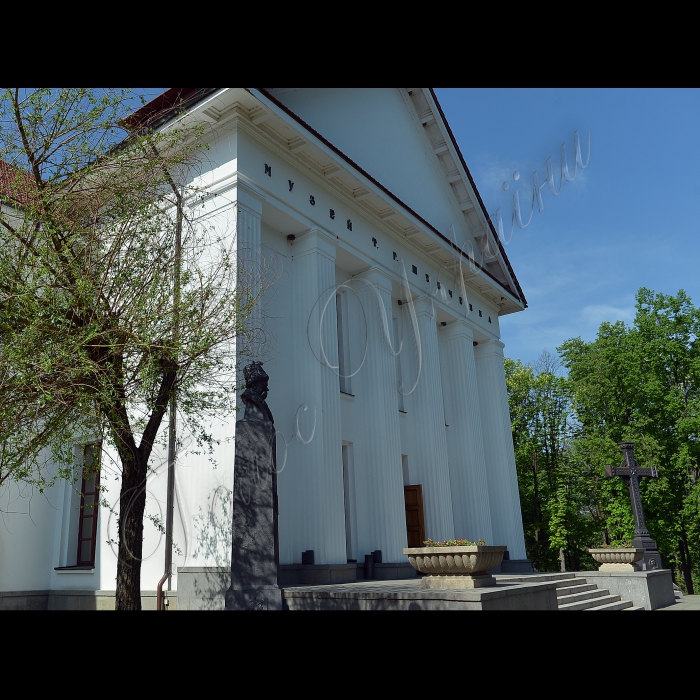 Шевченківський національний музей-заповідник у м. Канів Черкаської області.