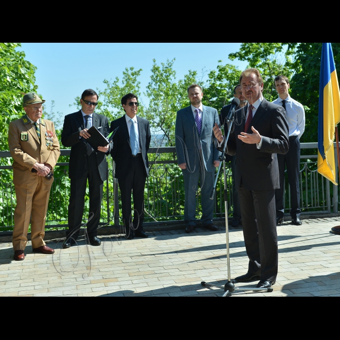 Голова КМДА Олександр Попов взяв участь у відкритті скульптури «Історія кохання», присвяченої любові і вірності Луїджі і Мокрини - італійця та українки, яких познайомила і розлучила війна, які пронесли любов крізь усе життя, а через 60 років зустрілися. Урочисте відкриття скульптури відбулося символічно на передодні Дня Перемоги. На відкритті скульптури були присутні Луїджі Педутто і родичі Мокрини Юрзук, а також Надзвичайний і Повноважний Посол Італійської Республіки в Україні Фабріціо Романо, засновник проекту Kiev Fashion Park Олександр Соколовський (Хрещатий парк, поруч з Мостом закоханих).
Виступає Голова КМДА Олександр Попов.