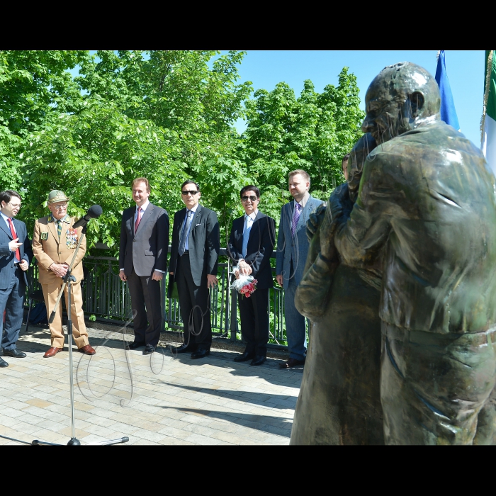 Голова КМДА Олександр Попов взяв участь у відкритті скульптури «Історія кохання», присвяченої любові і вірності Луїджі і Мокрини - італійця та українки, яких познайомила і розлучила війна, які пронесли любов крізь усе життя, а через 60 років зустрілися. Урочисте відкриття скульптури відбулося символічно на передодні Дня Перемоги. На відкритті скульптури були присутні Луїджі Педутто і родичі Мокрини Юрзук, а також Надзвичайний і Повноважний Посол Італійської Республіки в Україні Фабріціо Романо, засновник проекту Kiev Fashion Park Олександр Соколовський (Хрещатий парк, поруч з Мостом закоханих).