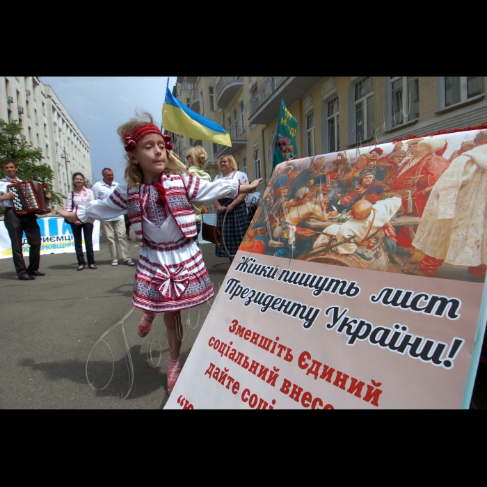 Біля  АПУ (вул. Банкова, 11) пройшла акція жінок-підприємців-майстринь, присвячена Міжнародному дню сім’ї, що встановлений Генеральною Асамблеєю ООН у 1993-му і відзначається щорічно 15 травня. Акція відбулась під гаслом: “Робочі місця -- добробут кожної сім’ї -- міцна  і розвинена держава!”  Учасники звернулися   до  Президента України  з проханням  підтримати заяву КМУ про зменшення єдиного соціального внеску до 15 % задля розвитку підприємництва.  Захід пройшов у форматі перформансу: жінки та  діти  були  одягнені у власноруч виготовлені  українські національні костюми,  в руках вони  тримали великі  кошики з продукцією власного виробництва.