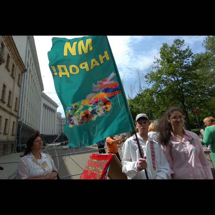 Біля  АПУ (вул. Банкова, 11) пройшла акція жінок-підприємців-майстринь, присвячена Міжнародному дню сім’ї, що встановлений Генеральною Асамблеєю ООН у 1993-му і відзначається щорічно 15 травня. Акція відбулась під гаслом: “Робочі місця -- добробут кожної сім’ї -- міцна  і розвинена держава!”  Учасники звернулися   до  Президента України  з проханням  підтримати заяву КМУ про зменшення єдиного соціального внеску до 15 % задля розвитку підприємництва.  Захід пройшов у форматі перформансу: жінки та  діти  були  одягнені у власноруч виготовлені  українські національні костюми,  в руках вони  тримали великі  кошики з продукцією власного виробництва.