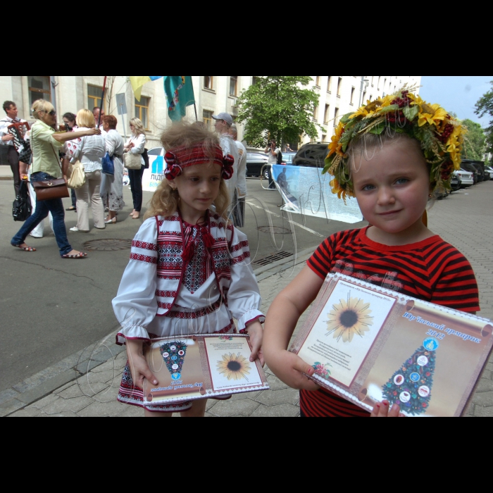 Біля  АПУ (вул. Банкова, 11) пройшла акція жінок-підприємців-майстринь, присвячена Міжнародному дню сім’ї, що встановлений Генеральною Асамблеєю ООН у 1993-му і відзначається щорічно 15 травня. Акція відбулась під гаслом: “Робочі місця -- добробут кожної сім’ї -- міцна  і розвинена держава!”  Учасники звернулися   до  Президента України  з проханням  підтримати заяву КМУ про зменшення єдиного соціального внеску до 15 % задля розвитку підприємництва.  Захід пройшов у форматі перформансу: жінки та  діти  були  одягнені у власноруч виготовлені  українські національні костюми,  в руках вони  тримали великі  кошики з продукцією власного виробництва.