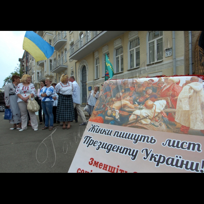 Біля  АПУ (вул. Банкова, 11) пройшла акція жінок-підприємців-майстринь, присвячена Міжнародному дню сім’ї, що встановлений Генеральною Асамблеєю ООН у 1993-му і відзначається щорічно 15 травня. Акція відбулась під гаслом: “Робочі місця -- добробут кожної сім’ї -- міцна  і розвинена держава!”  Учасники звернулися   до  Президента України  з проханням  підтримати заяву КМУ про зменшення єдиного соціального внеску до 15 % задля розвитку підприємництва.  Захід пройшов у форматі перформансу: жінки та  діти  були  одягнені у власноруч виготовлені  українські національні костюми,  в руках вони  тримали великі  кошики з продукцією власного виробництва.