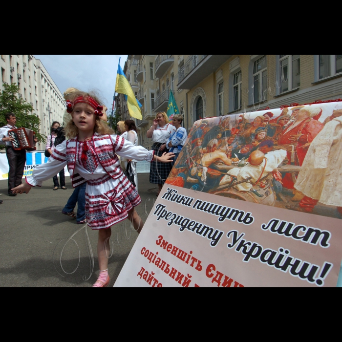 Біля  АПУ (вул. Банкова, 11) пройшла акція жінок-підприємців-майстринь, присвячена Міжнародному дню сім’ї, що встановлений Генеральною Асамблеєю ООН у 1993-му і відзначається щорічно 15 травня. Акція відбулась під гаслом: “Робочі місця -- добробут кожної сім’ї -- міцна  і розвинена держава!”  Учасники звернулися   до  Президента України  з проханням  підтримати заяву КМУ про зменшення єдиного соціального внеску до 15 % задля розвитку підприємництва.  Захід пройшов у форматі перформансу: жінки та  діти  були  одягнені у власноруч виготовлені  українські національні костюми,  в руках вони  тримали великі  кошики з продукцією власного виробництва.