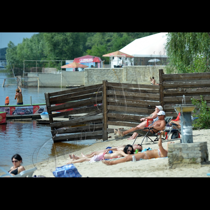 Київ. Гідропарк.
Пляж Молодіжний та пляж клубу Бора-Бора.