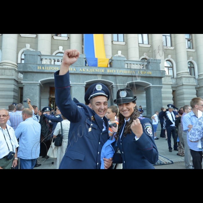 Київ. На Солом’янській площі відбулися урочистості з нагоди чергового випуску та посвячення в захисники правопорядку курсантів Національної академії внутрішніх справ. 
Випускники академії Віталій Дергаль, Діана Зябухіна, за спеціальністю - майбутні оперуповноважені карного розшуку.