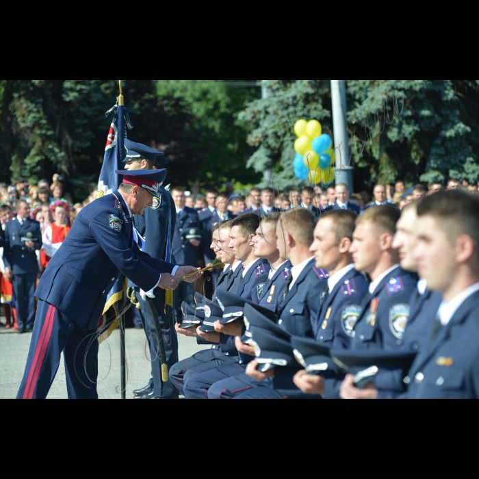 Київ. На Солом’янській площі відбулися урочистості з нагоди чергового випуску та посвячення в захисники правопорядку курсантів Національної академії внутрішніх справ. 
Ректор Національної академії внутрішніх справ Валентин Коваленко (ліворуч).