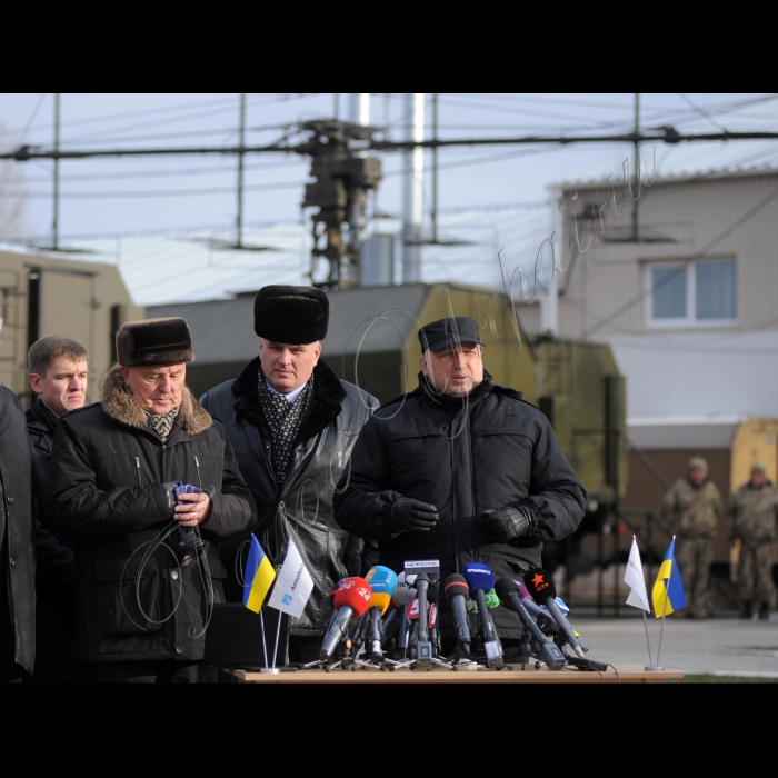 Секретар РНБОУ Олександр Турчинов, ознайомився з виробництвом та модернізацією нової техніки ППО на базі підприємства «Аеротехніка-МЛТ» (Київська обл., Макаровський р-н, пмт. Макаров). Генерал-лейтенант у відставці Дмитро Уманець, директор недержавного науково-виробничого підприємства «Аеротехніка-МЛТ», Микола Ярошенко, секретар РНБОУ Олександр Турчинов