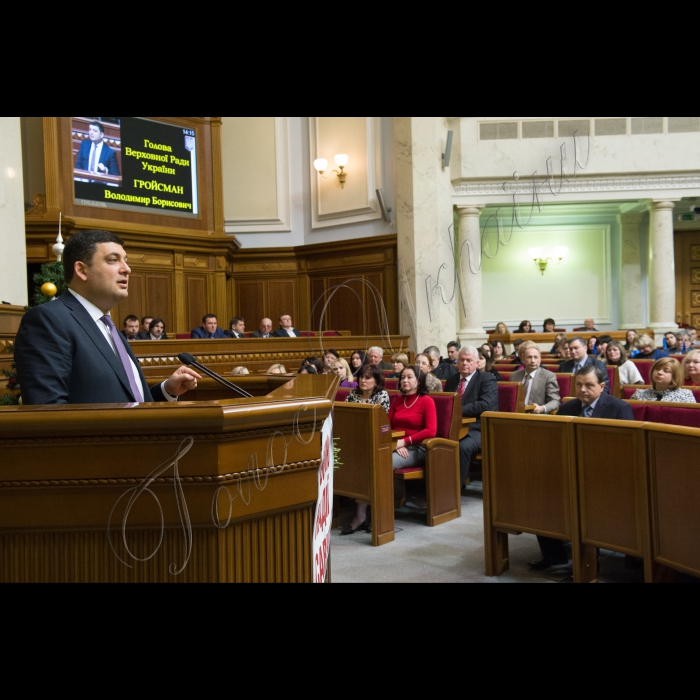 Голова ВР України Володимир Гройсман привітав працівників Апарату Верховної Ради України з Новим Роком, вручив державні нагороди народним депутатам і працівникам Апарату.