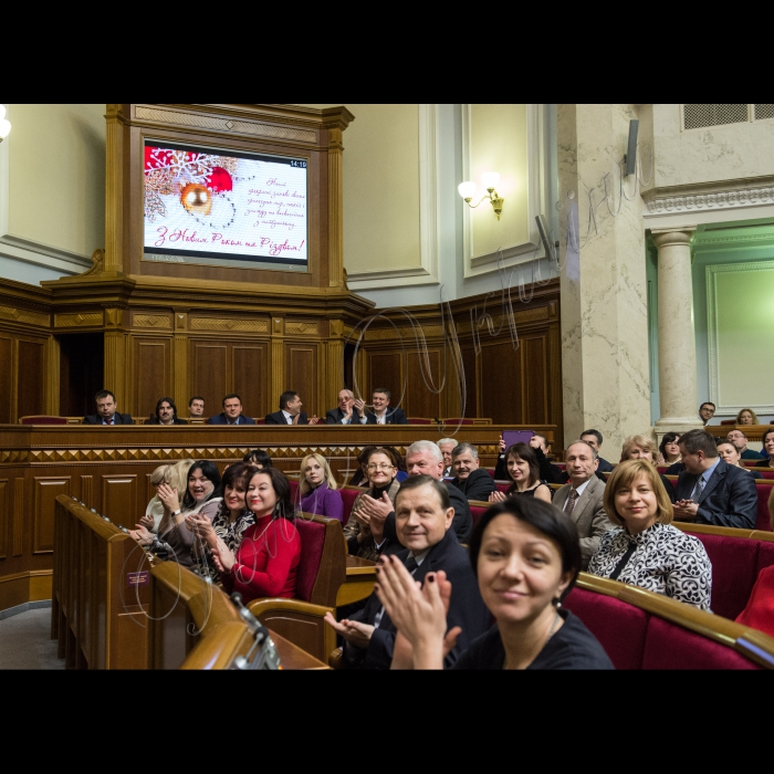 Голова ВР України Володимир Гройсман привітав працівників Апарату Верховної Ради України з Новим Роком, вручив державні нагороди народним депутатам і працівникам Апарату.