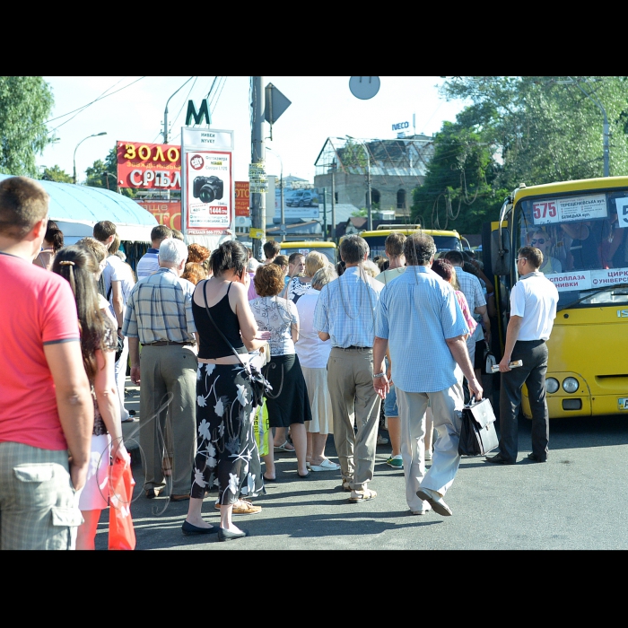 Київ. Станція метро «Нивки». Після раптового припинення руху метрополітену пасажирам було запропоновано скористатися наземним транспортом. На зупинках стовпилися тисячі людей, потрапити в маршрутку або тролейбус було практично неможливо.
