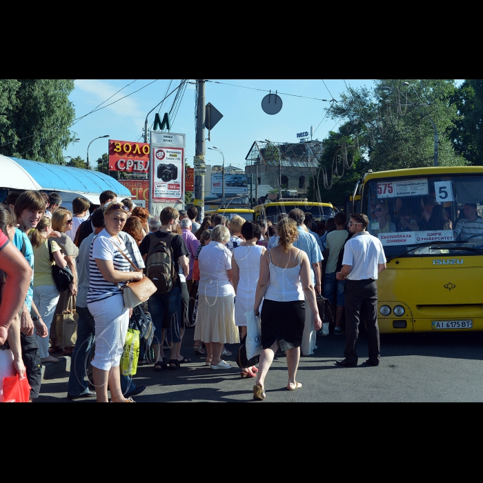 Київ. Станція метро «Нивки». Після раптового припинення руху метрополітену пасажирам було запропоновано скористатися наземним транспортом. На зупинках стовпилися тисячі людей, потрапити в маршрутку або тролейбус було практично неможливо.
