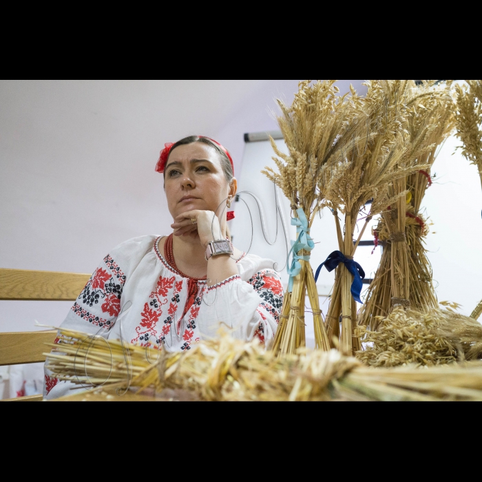 Музей Івана Гончара, Київ.
Плетення різдвяних  Дідухів для відправлення у добровольчі батальйони АТО.
