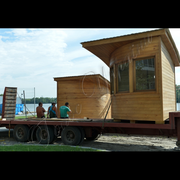 Київ. Берег Русанівської затоки огороджено металевою сіткою.