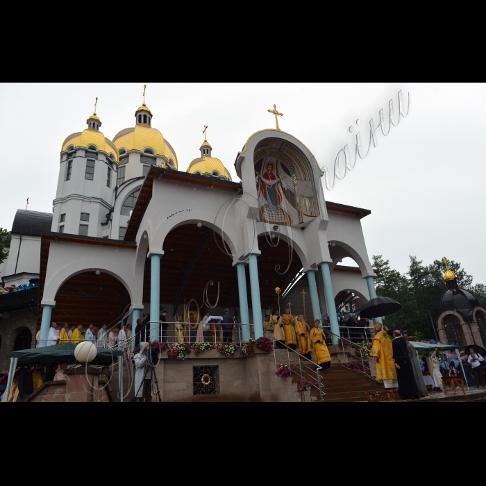 У Марійському духовному центрі «Зарваниця» відбулась всеукраїнська та молодіжна проща. Цьогоріч вона була приурочена 1025-й річниці Хрещення Русі-України та Року віри, яким в УГКЦ проголосили 2013-й. 