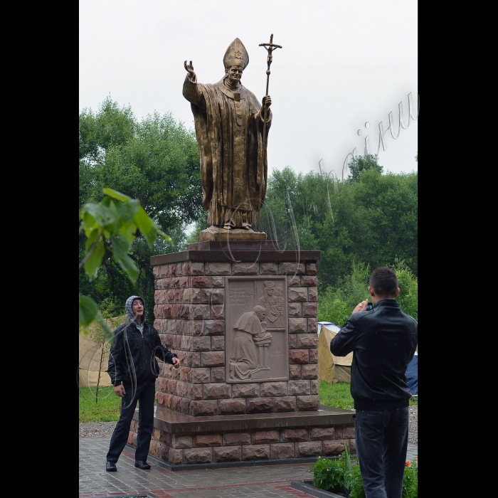 У Марійському духовному центрі «Зарваниця» відбулась всеукраїнська та молодіжна проща. Цьогоріч вона була приурочена 1025-й річниці Хрещення Русі-України та Року віри, яким в УГКЦ проголосили 2013-й. 