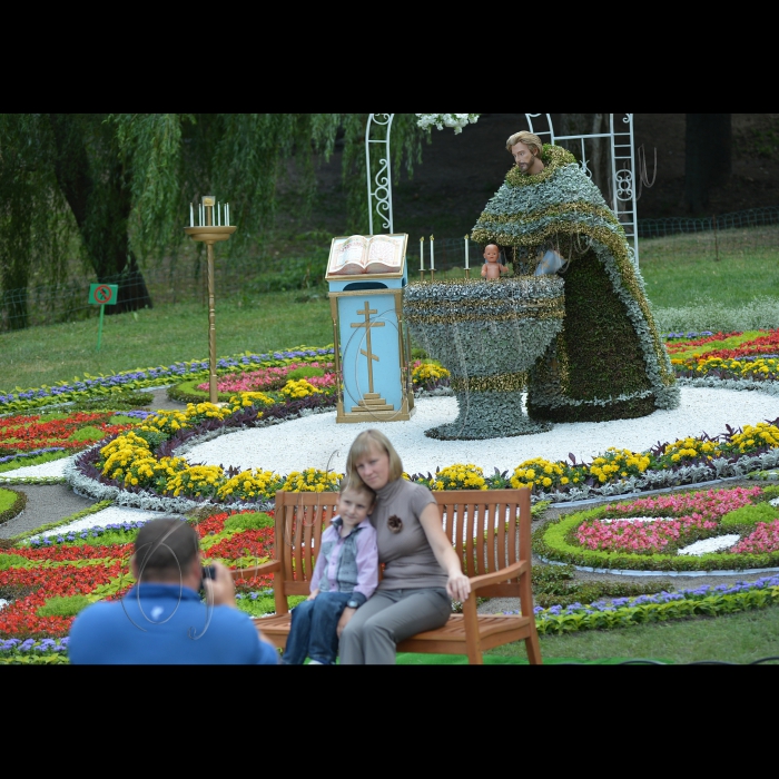 Київ. На Співочому полі Печерського ландшафтного парку відкрилась виставка квітів до 1025-річчя хрещення Київської Русі. Гості та мешканці столиці зможуть побачити унікальні інсталяції, присвячені прийняттю християнства на території сучасної України.