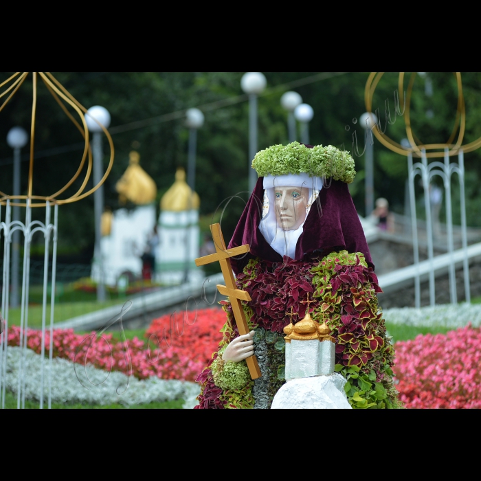 Київ. На Співочому полі Печерського ландшафтного парку відкрилась виставка квітів до 1025-річчя хрещення Київської Русі. Гості та мешканці столиці зможуть побачити унікальні інсталяції, присвячені прийняттю християнства на території сучасної України.