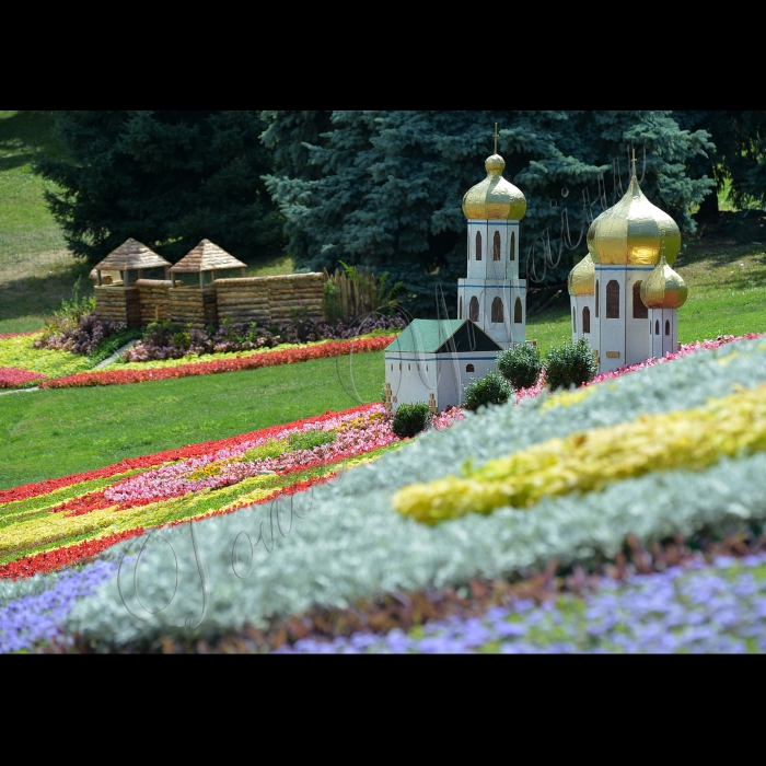 Київ. На Співочому полі Печерського ландшафтного парку відкрилась виставка квітів до 1025-річчя хрещення Київської Русі. Гості та мешканці столиці зможуть побачити унікальні інсталяції, присвячені прийняттю християнства на території сучасної України.