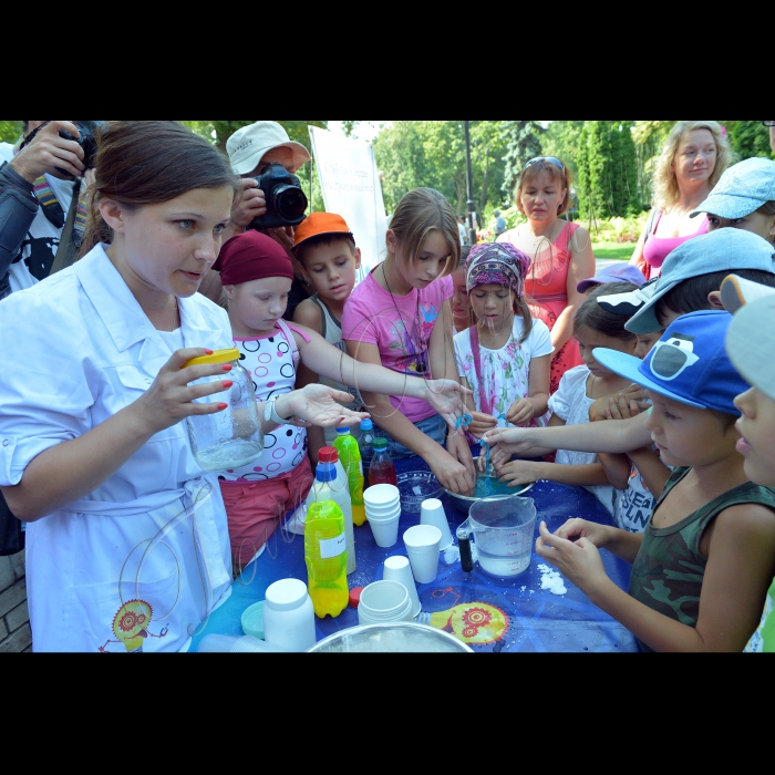 В рамках програми Благодійного фонду Костянтина Кондакова «Розвиток науки і техніки» в Києві в парку ім.Т.Шевченка відбувся науковий захід, під час якого маленькі розумники побачили на власні очі, як енергійна та винахідлива ведуча Професор Теорема показує наукові фокуси та проводить хімічні експерименти.