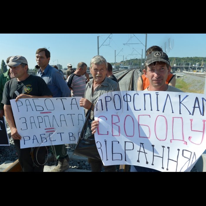 Біля залізничного мосту над Видубицьким автовокзалом відбулась організована профспілкою «Серп і молот» акція протесту проти невиплати заробітної плати мостобудівельникам.  7 серпня частина робітників, які задіяні в будівництві залізничного мосту над Видубицьким автовокзалом, оголосила італійський страйк. Робітники, на знак протесту, планують перекрити рух через міст (новий залізничний міст, метро «Видубичі»).