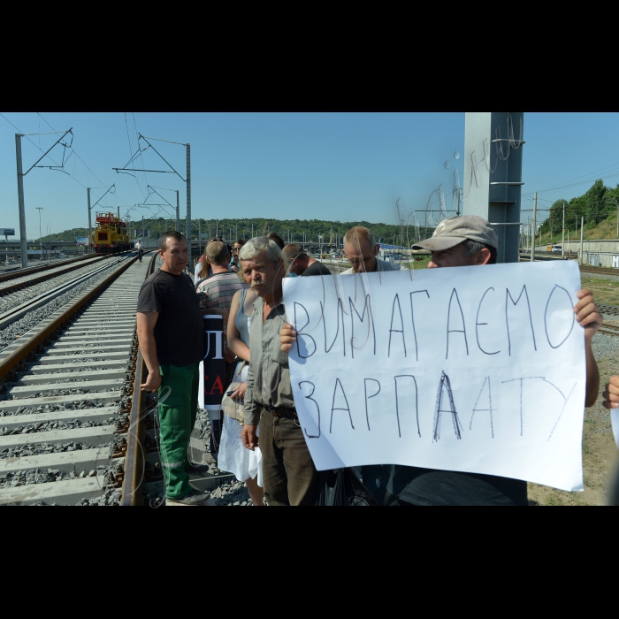 Біля залізничного мосту над Видубицьким автовокзалом відбулась організована профспілкою «Серп і молот» акція протесту проти невиплати заробітної плати мостобудівельникам.  7 серпня частина робітників, які задіяні в будівництві залізничного мосту над Видубицьким автовокзалом, оголосила італійський страйк. Робітники, на знак протесту, планують перекрити рух через міст (новий залізничний міст, метро «Видубичі»).