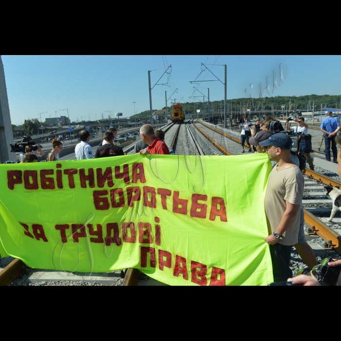 Біля залізничного мосту над Видубицьким автовокзалом відбулась організована профспілкою «Серп і молот» акція протесту проти невиплати заробітної плати мостобудівельникам.  7 серпня частина робітників, які задіяні в будівництві залізничного мосту над Видубицьким автовокзалом, оголосила італійський страйк. Робітники, на знак протесту, планують перекрити рух через міст (новий залізничний міст, метро «Видубичі»).