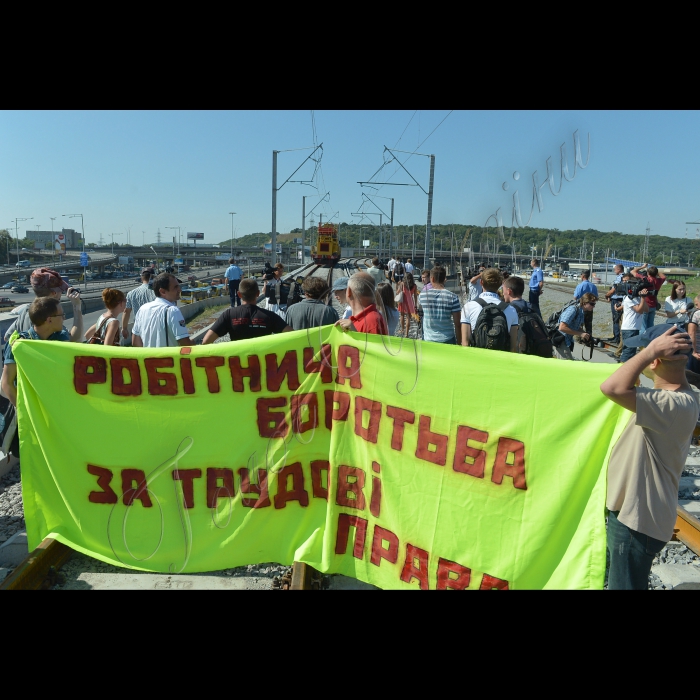 Біля залізничного мосту над Видубицьким автовокзалом відбулась організована профспілкою «Серп і молот» акція протесту проти невиплати заробітної плати мостобудівельникам.  7 серпня частина робітників, які задіяні в будівництві залізничного мосту над Видубицьким автовокзалом, оголосила італійський страйк. Робітники, на знак протесту, планують перекрити рух через міст (новий залізничний міст, метро «Видубичі»).